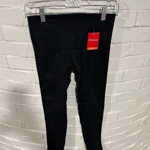 NWT SPANX Oncore High-Waisted Mid-Thigh Short Leggings